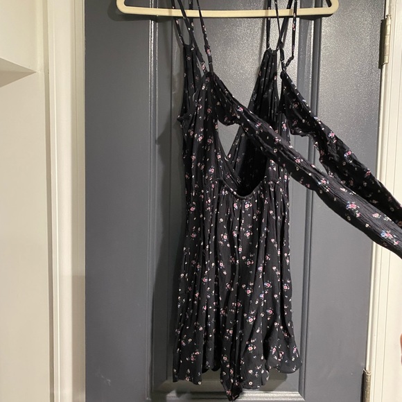 American eagle Black floral romper - Picture 6 of 6